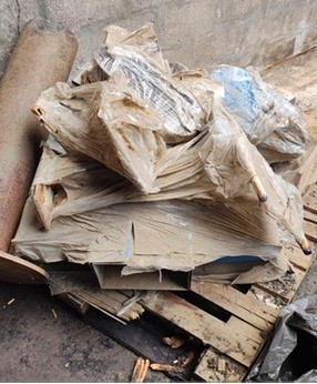  Peças de enfardadeira contendo: Turbo Formador (cortado), Proteção de correia, Pedaços de chapa, Acessórios enfardadeira, Classificador de pacote, Base de controlador de peso